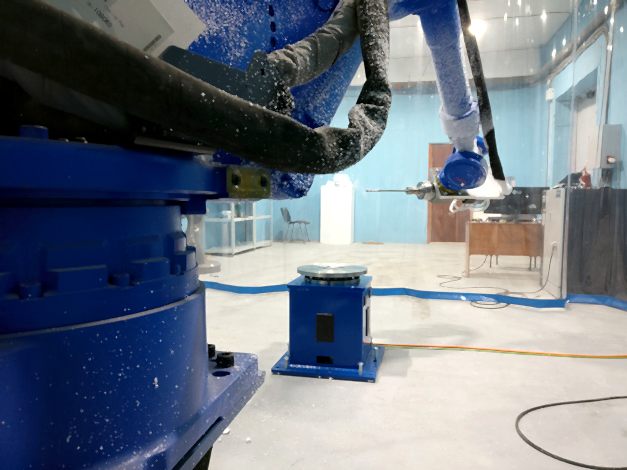 Промышленный робот манипулятор на тумбе