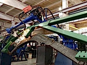 Робот для адаптивной сварки деталей фронтального погрузчика